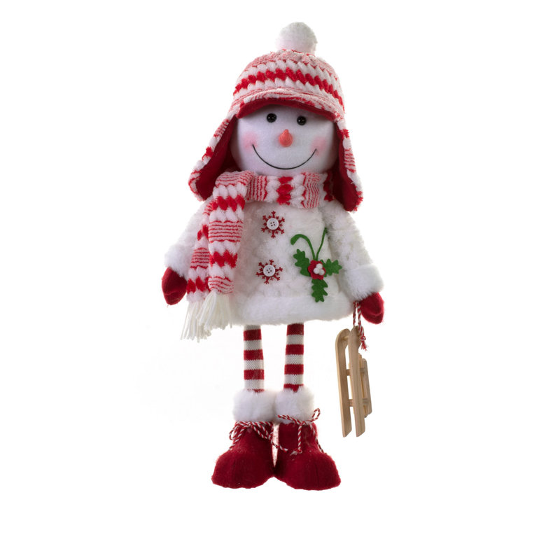 Fille debout bonhomme de neige