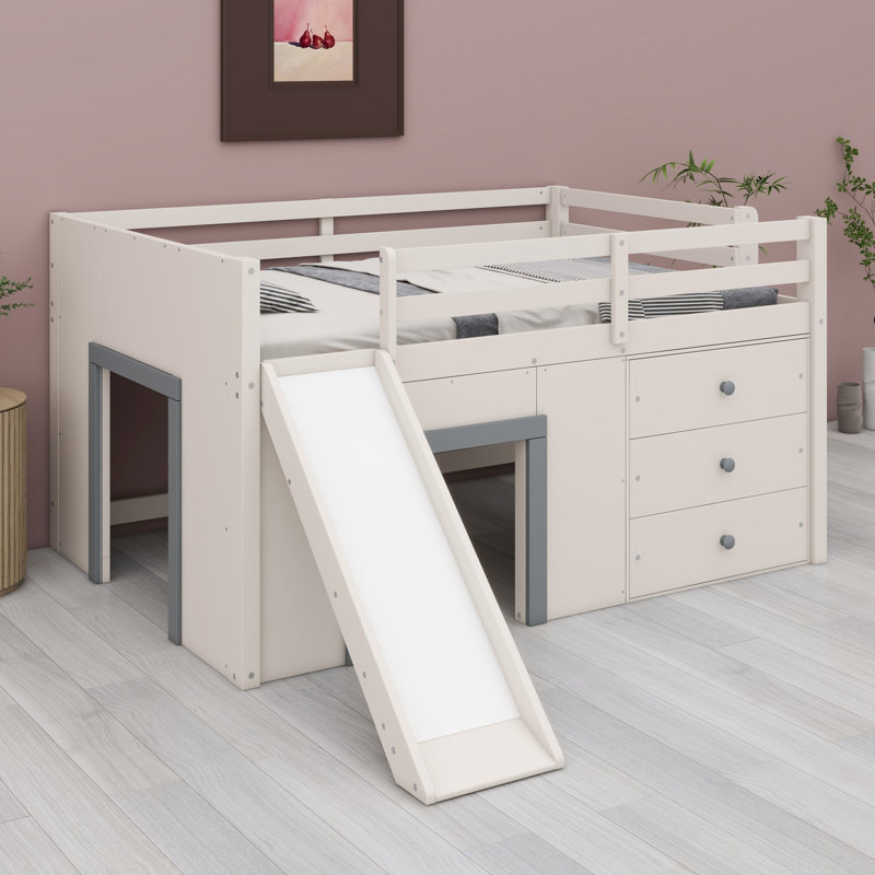 Un lit mezzanine avec glissade et rangement intégrés structure une chambre d'enfant moderne et minimaliste et s'harmonise avec un décor aux lignes épurées.
