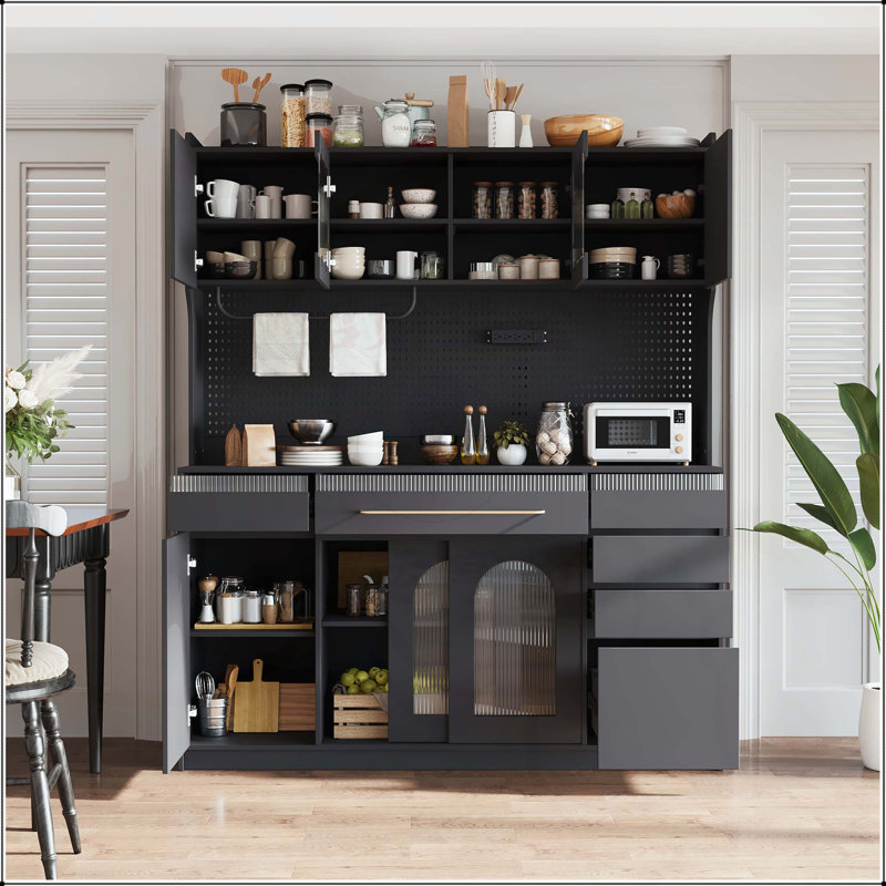 Buffet autoportant de 63 po de largeur avec huche, grand rangement pour bar à café, 6 tiroirs, 5 armoires, tablettes réglables, panneau perforé, porte-serviettes, prise de courant