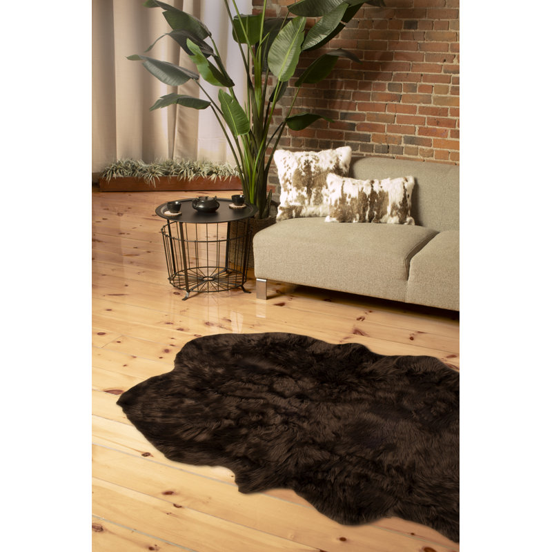 Tapis chocolat en fausse peau de mouton Laperle, 4 pi x 6 pi
