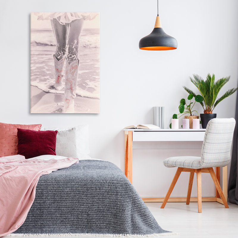«Cowgirl in the Sand», art mural sur toile rose, design par Sophie 6, H 30 po x l 45 po
