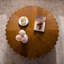 Table basse ronde avec un design rainuré unique et un bord incurvé, idéale pour le salon, un appartement en bois massif, une table de style Mid-Century prête à l'emploi, une pièce de présentation en bois, aucun assemblage requis