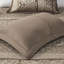 Couvre-lit réversible 5 pièces pour grand lit. Brun et or. Comprend un couvre-lit, 2 taies décoratives et des coussins décoratifs. Fait de luxe durable. Présente des feuilles, des rayures et des motifs. Accentué par des coutures. Or
