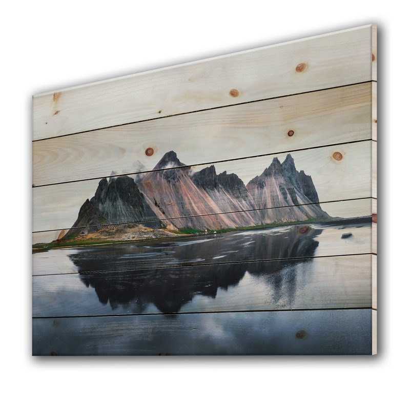 Montagnes montagneuses reflétées sur un lac - reproduction d'art sur bois sans cadre, H 12 po x l 20 po x p 1 po
