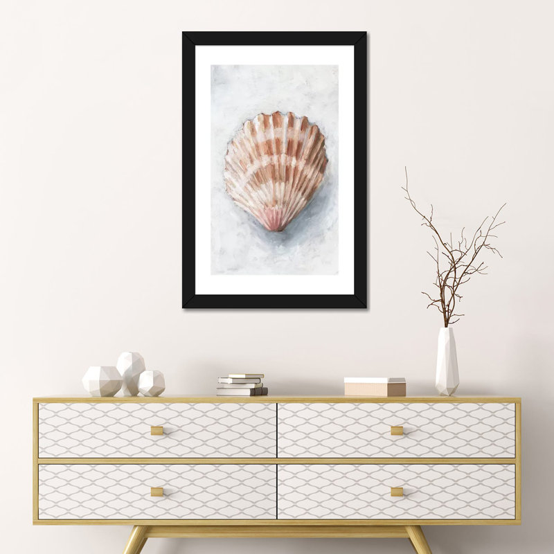 "White Shell Study IV" par Ethan Harper, reproduction d’art, H 24 po x l 16 po x P 1 po, Papier encadré noir, Blanc