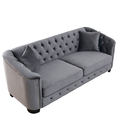 Ensemble de canapés Chelsea en velours, comprenant des coussins d'assise extra-profonds, des accoudoirs rembourrés, des boutons capitonnés et des clous en laiton, avec coussins décoratifs et pieds en plastique.