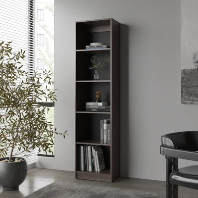 Bibliothèque en noyer teinté avec rangement ouvert et 5 tablettes, parfaite pour organiser et présenter vos articles essentiels dans n'importe quelle pièce