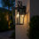 Lanterne murale d'extérieur moderne noir mat moderne avec luminaire extérieur en verre trempé transparent à fond ouvert pour entrée, garage, patio