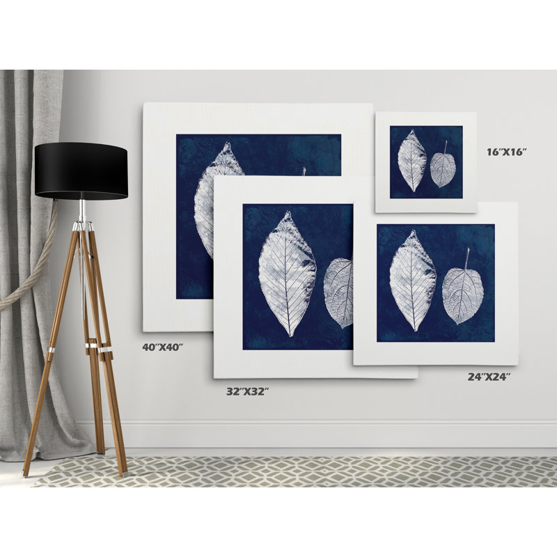 « cyanotype ash leaves », reproduction d’impression sur toile tendue, H 32 po x l 32 po x P 1,5 po, Toile tendue