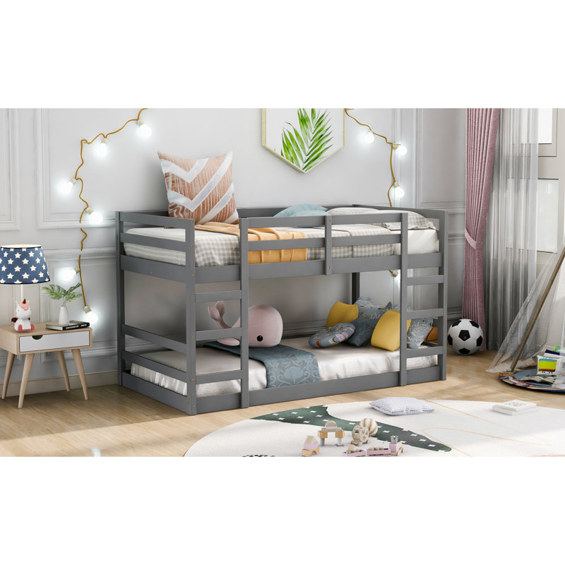 Lit simple au-dessus d'un lit superposé gris avec structure en pin massif pour plus de durabilité, garde-corps sur toute la longueur, espace idéal pour maisons restreintes, lit à lattes, gris, multiusage et esthétique,
