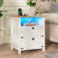 Table de chevet pour chambre à coucher avec station de charge et lumière DEL, table de chevet avec 2 tiroirs et rangement ouvert, blanc rétro rustique