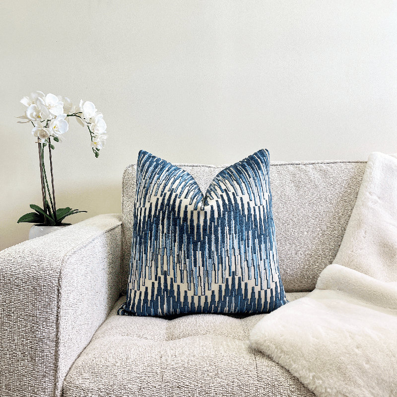 Housse de coussin en velours Zig Zag, Bleu / chevron blanc, H 20 po x l 20 po