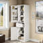 Grande armoire de rangement pour salle de bain avec deux portes de taille différente et une tablette réglable, des tablettes de porte et un tiroir