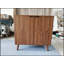 Buffet Farmhouse avec portes à lattes, rangement et conception anti-basculement pour une utilisation polyvalente dans plusieurs pièces