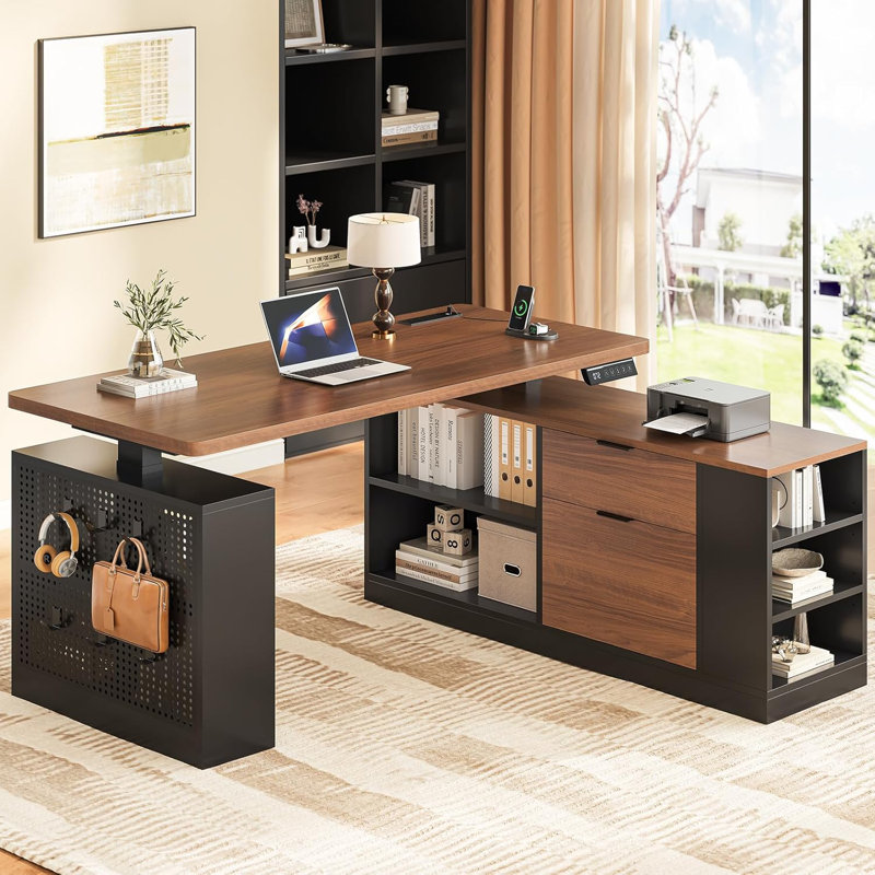 Bureau debout en L, bureau d'angle réglable de 53 po avec tiroirs de rangement et panneau perforé, bureaux d'ordinateur debout avec prises de courant pour le bureau personnel, noyer