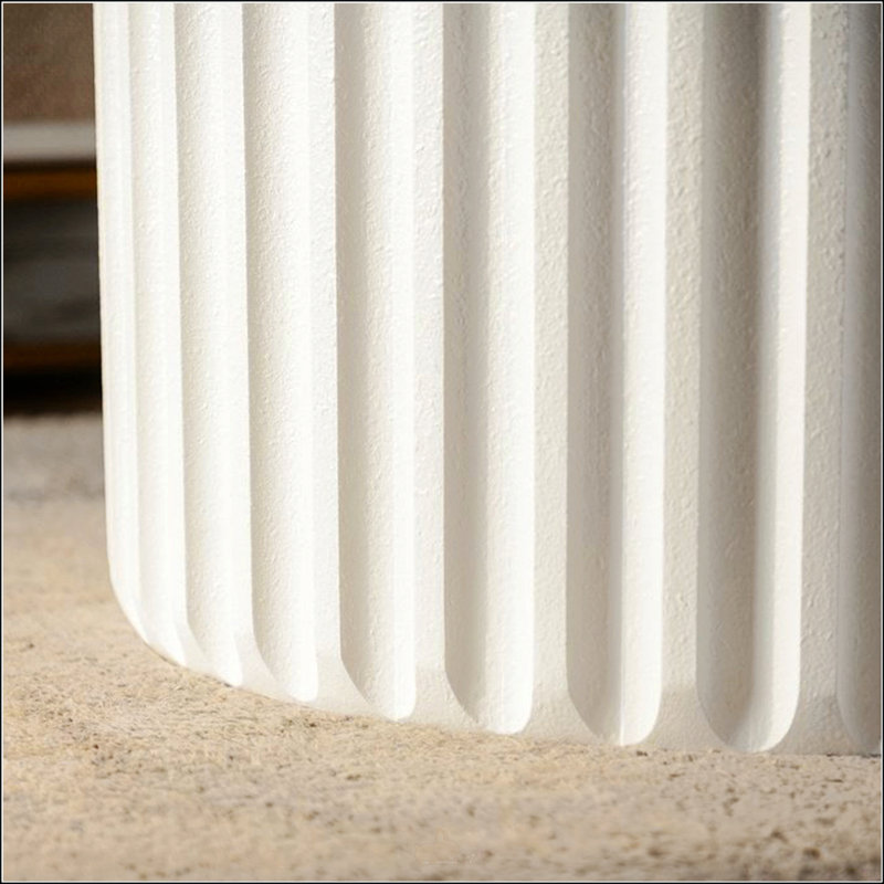Ensemble de tables basses rondes festonnées blanches