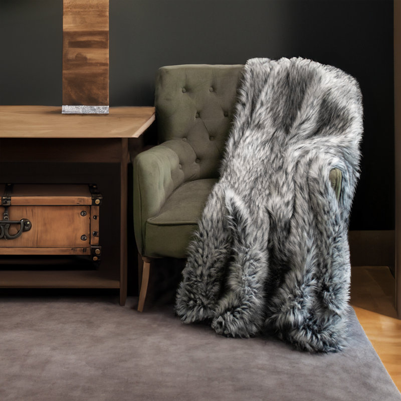 Jeté en fausse fourrure loup gris exotique Thomas Collection®, 60" L x 58" W