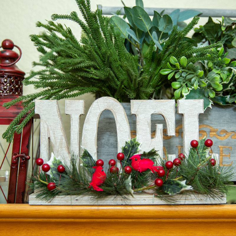 Plaque de Noël avec des baies de cardinal
