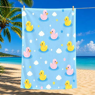 Serviette de plage de canard 1Pcs, mettant en vedette des canards jaunes et roses dans l'eau avec un motif de nuages d'étoiles. Grande microfibre, idéale pour la natation, les voyages et les voyages unisexes.