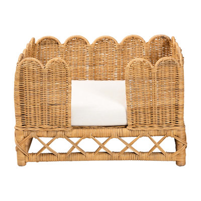 Lit pour animal de compagnie de style bohémien fabriqué à partir d'une bordure festonnée naturelle pour un coussin en tissu rembourré en mousse amovible et apaisant.