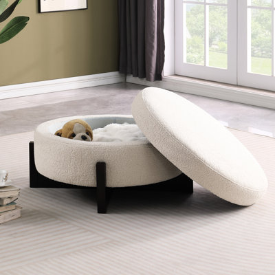 Rond beige avec rangement, pieds rabattables en chêne, siège souple moyen, accoudoirs carrés, beige élégant et robuste, quatre coussins