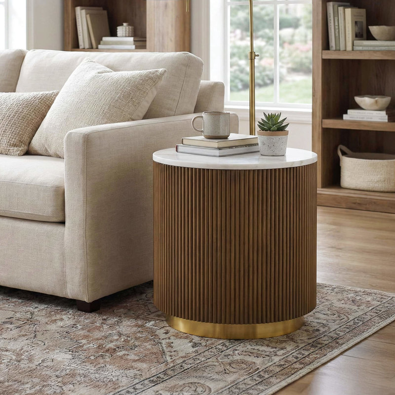 Table de bout ronde contemporaine brune et blanche avec accents en acier inoxydable doré sur colonne pour espace de vie principal en marbre surmonté d'une base esthétique