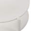 Table basse ronde avec tablette de rangement ouverte, finition blanche pour une organisation et un style de salon modernes.