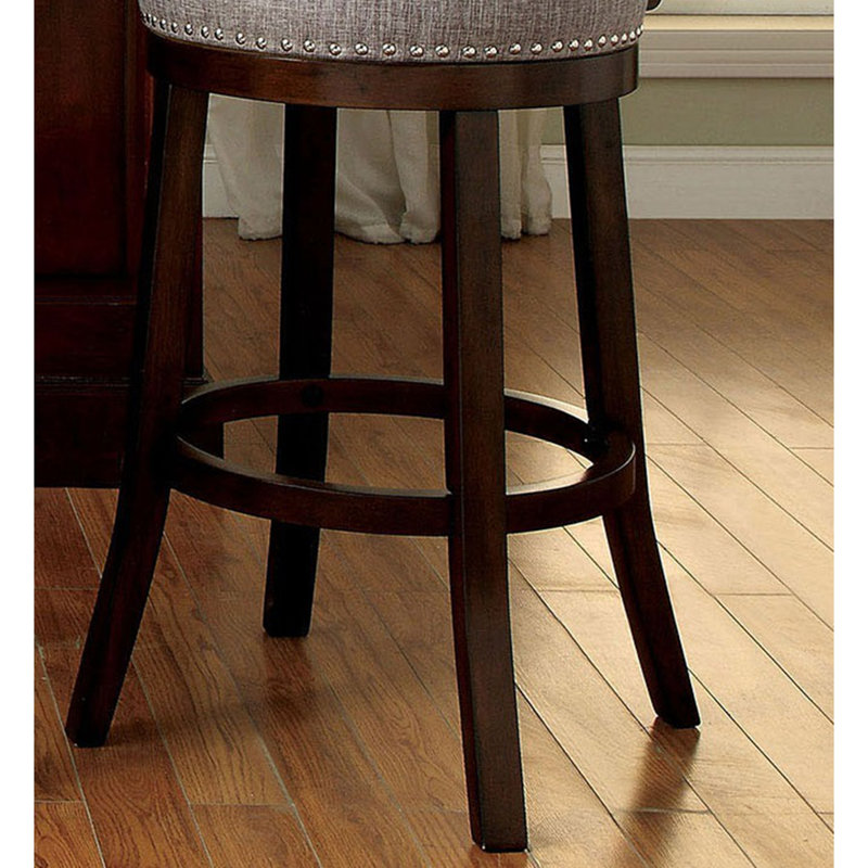 Chaises de bar 2 pièces 25 po soutenues par de riches pieds en bois foncé. Les sièges et les dossiers rembourrés en tissu offrent une assise confortable en chêne foncé / gris clair