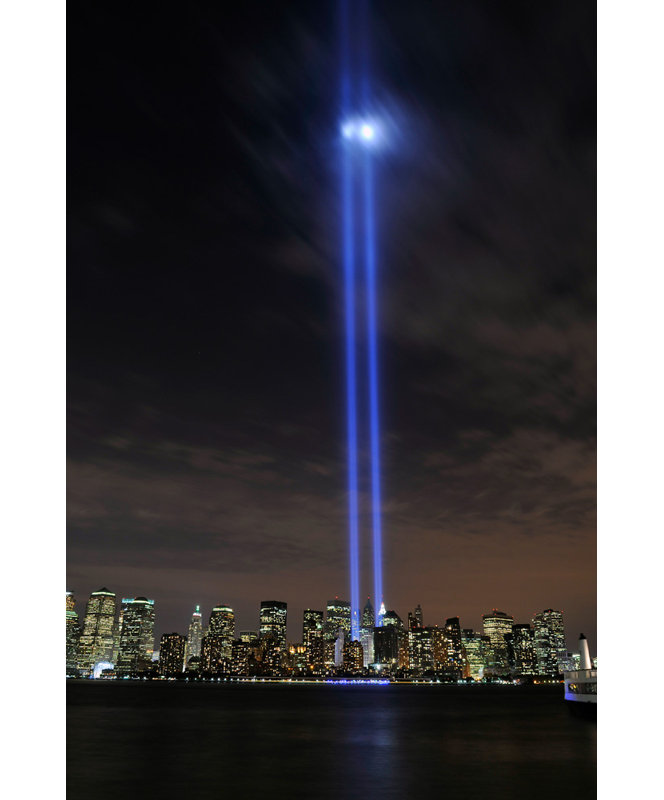New York City Tribute in Light, H 40 po x l 27 po