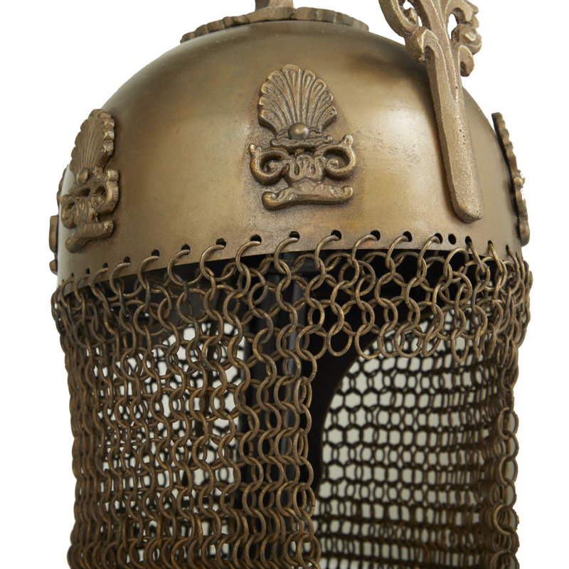 Sculpture Alirah Cole et casque en fer