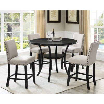 Table à hauteur de comptoir - tabourets cloutés en tissu brun clair. Plateau de table en bois fini grain de café avec pieds en métal. 4 rembourrés de lin et de coton pour les tabourets. Comprend un cadre. 4 sur les dossiers de siège