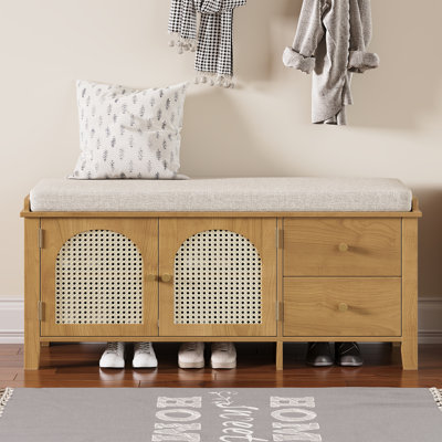 Banc à chaussures en rotin indémodable avec coussin et poignées plaquées or Timeless