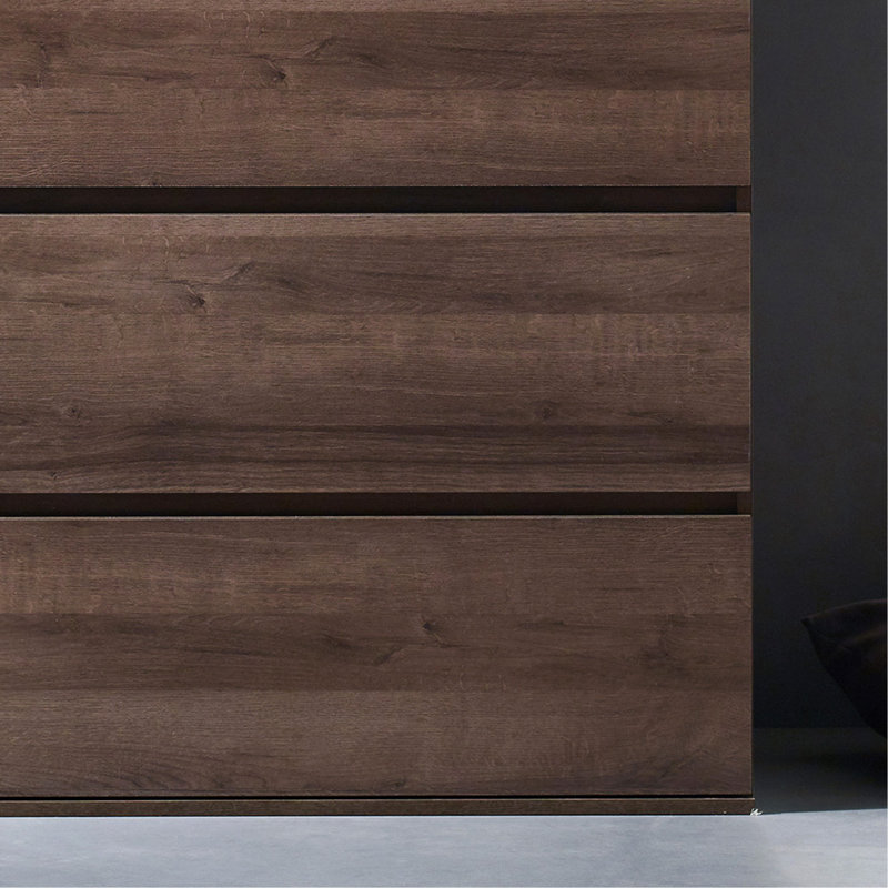 Commode contemporaine à quatre tiroirs en bois brun noyer