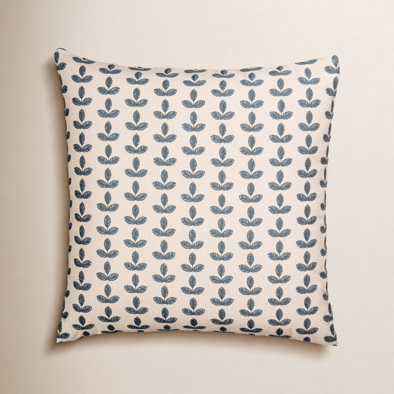 Coussin Birch Lane Trillium, Motif floral bleu, Polyester, Carré 18 po