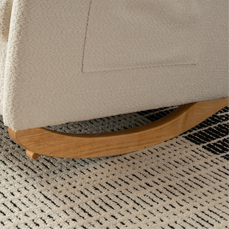 Chaise berçante avec repose-pieds et dossier haut, en bois d'hévéa et rembourrée pour une expérience d'assise confortable.