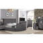 Grand lit moderne gris avec tête de lit et base en bois stable