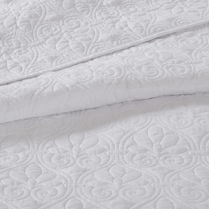 Couvre-lit double réversible en blanc - Le rembourrage en coton prélavé confortable comprend un motif attrayant et deux taies décoratives, une surface traitée, pour une beauté relaxante et une fraîcheur.