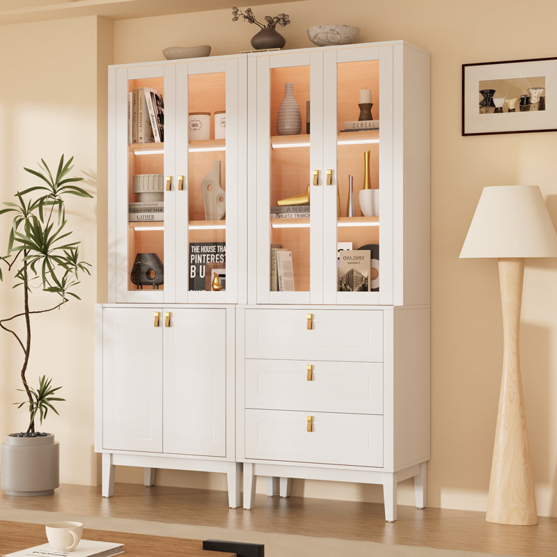 Bibliothèque modulaire de 94,5 po avec portes en verre, éclairage à DEL intégré, quincaillerie de couleur laiton et poignées en cuir véritable, grande unité murale blanche avec tiroirs et armoires de rangement