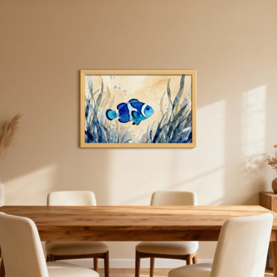 Animal poisson bleu nageant parmi des bulles d'algues