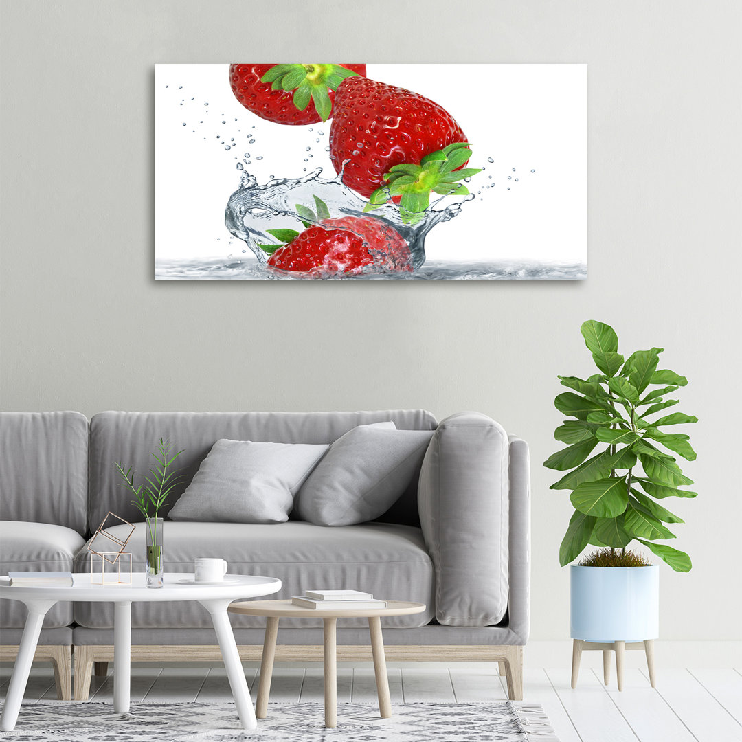 Erdbeeren und Wasser - Kunstdrucke auf Segeltuch