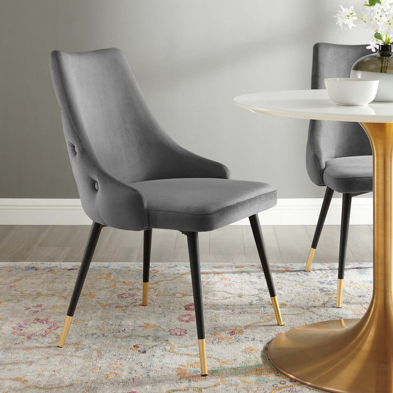 Chaise parsons capitonnée en velours, Gris
