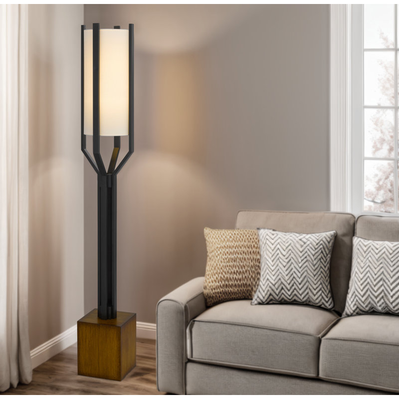 Lampe sur pied en métal noir mat et bois, 152 cm de hauteur, avec abat-jour rigide intégré et interrupteur marche/arrêt.
