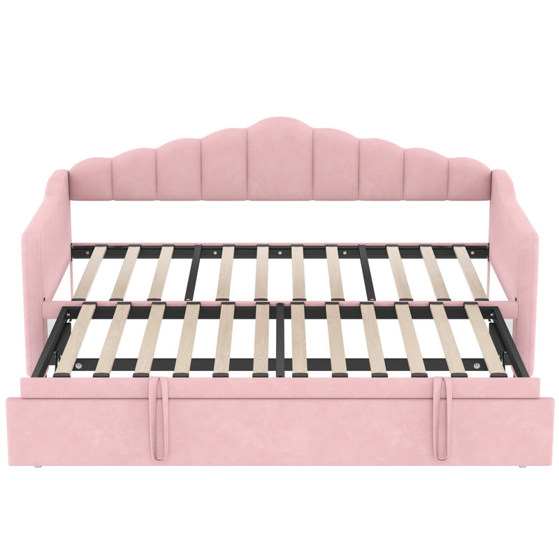 Lit de jour simple rose revêtu de velours doux, avec lit gigogne escamotable, et poches de type C pour les livres