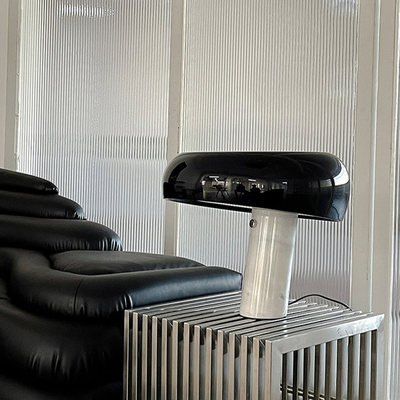 Petite lampe de table moderne en marbre blanc avec abat-jour en métal pour le salon de la chambre à coucher, ampoule incluse