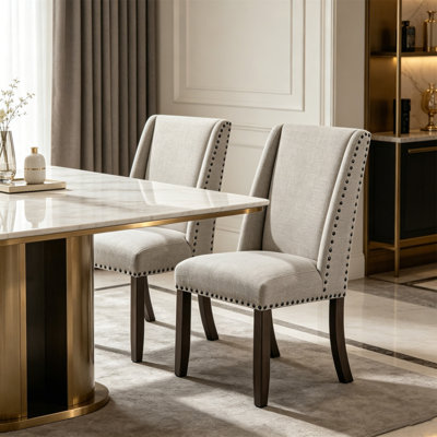 Ensemble de 2 élégantes chaises de salle à manger à haut dossier rembourrées avec garniture cloutée et pieds en bois massif de style classique