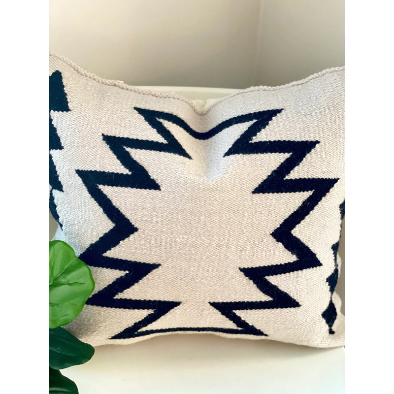 Coussin crème, 1 pi 10 po x 1 pi 10 po