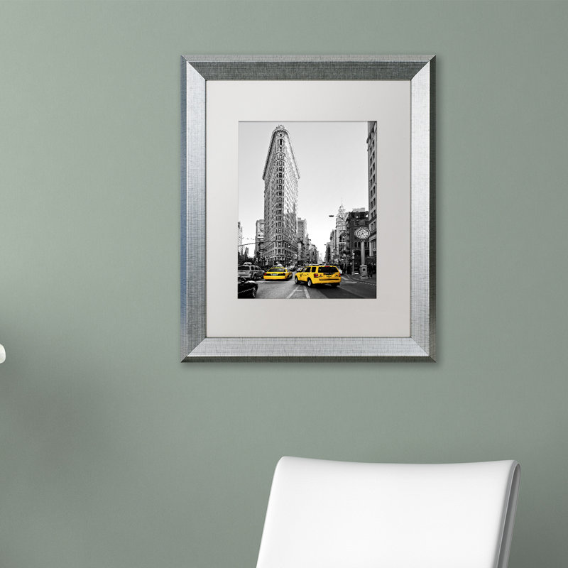 Reproduction de photo de l’immeuble Flatiron NYC, Encadrement argenté, Blanc, H 20 po x l 16 po x P 0,5 po