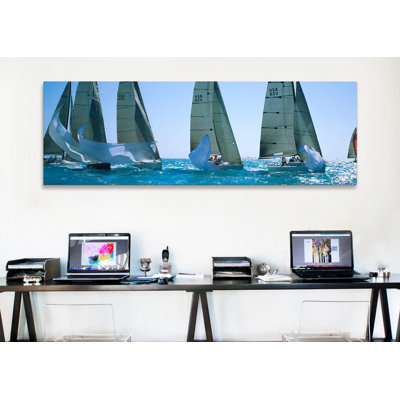 Voilier de course dans l'océan Key West, Floride par Panoramic Images - Impression sur toile tendue sur châssis