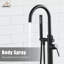 Robinet de douche à fixation au sol sur pied-61423199
