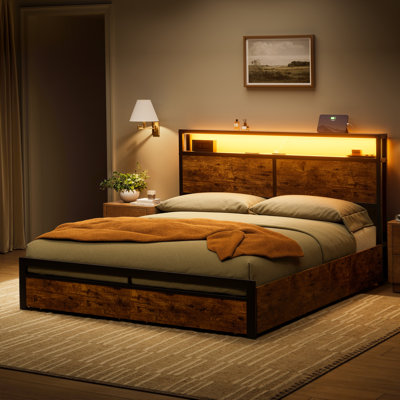 Cadre de lit moderne Livia avec 4 tiroirs et tête de lit ouverte avec rangement, lampe DEL réglable et station de recharge, sommier non requis.